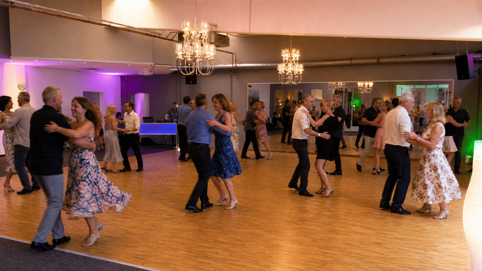 tanzkurs in der Tanzschule Dietz Lübeck lockere Atmosphäre im Tanzkurs in der Tanzschule Dietz Lübeck